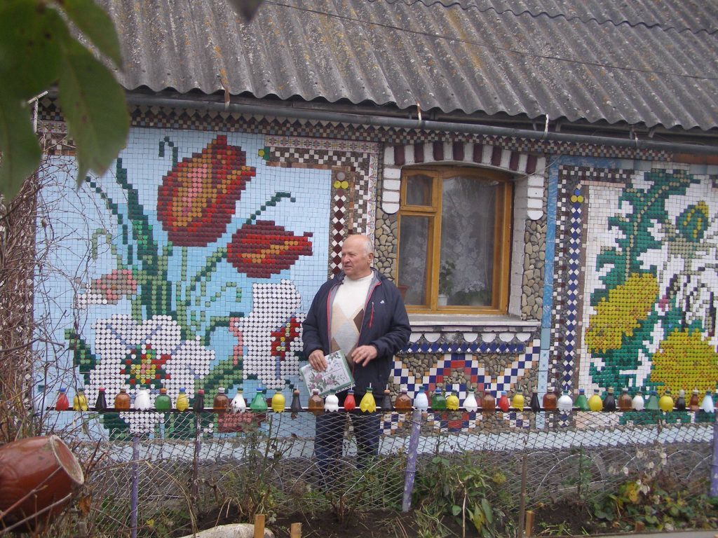 Николай сделал на собственном доме «вышивку» из пластиковых крышечек